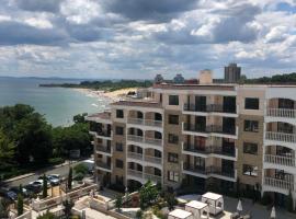 Valencia Gardens Luxury Apartments、ネセバルのホテル