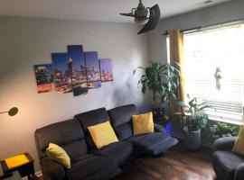 minutes from downtown 3br stylishhome-free parking, hotel in Raleigh