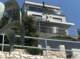 Apartment First Row, Hotel in Komarna