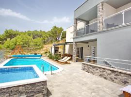 Villa Sara with Sea View and Private Heated Pool, hotel a Omiš (Almissa)