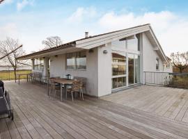 12 person holiday home in Haderslev: Årøsund şehrinde bir otel