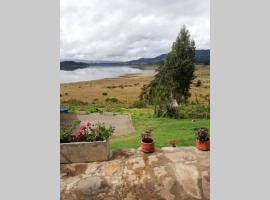 El Cascajal: Amazing lake view. Vista al lago, villa sihtkohas Guatavita