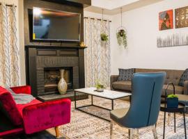 Remodeled luxury with Proximity, hotel familiar en Lewisville
