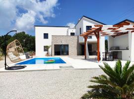 Lazy 8 Villa, hotel with parking in Garica