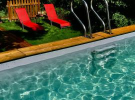 The Dordogne Huts with Private Pool and Jacuzzi, casa vacacional en Payzac