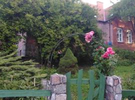 Alte Schule am See, hotel en Biskupiec