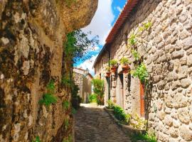 Casa dos Sequeiras, chata v destinaci Monsanto