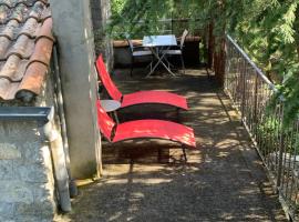 Chambre d'hôtes climatisée avec terrasse、Saint Alban Auriollesの駐車場付きホテル