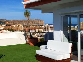 Spectacular penthouse 100m from beach，哈維亞的飯店