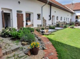 Statek u kapličky, hotell sihtkohas Skalka