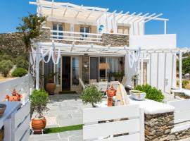 Miles Away Sifnos - Beachfront House: Platis Yialos Sifnos şehrinde bir tatil evi