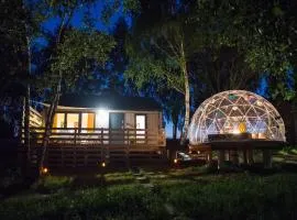 JURA GLAMP luksusowe całoroczne domki na wyłączność KOPUŁY IGLOO taras ogród