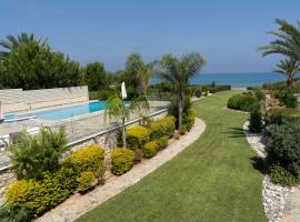 Villa Harmonia - 4 Bedroom Luxury Beach Front Villa with Private Pool, hotel de lujo en Poli Chrysochous