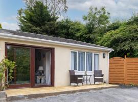 The Hollies - Short Walk to Beach, EV Point, cottage in Amroth