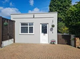 Private luxury Annex apartment with secure free parking