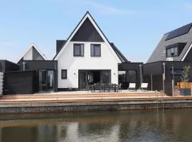 Lovely holiday home in Stavoren with bubble bath