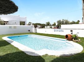Casa Trafalmar con piscina exterior, smještajni objekt u gradu 'Zahora'
