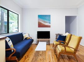 Beach Shack semi detached, 2 Min Walk to Beach-Lilly Pilly, hotel v destinaci Pearl Beach