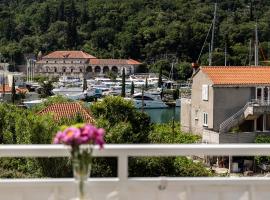 Apartments Silvija, hotelli kohteessa Mokošica lähellä maamerkkiä Dubrovnikin ACI-venesatama