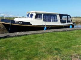 Boat Stoer kamperen op het water - niet om mee te varen - lees hostprofiel-read host profile, boat in Jutrijp