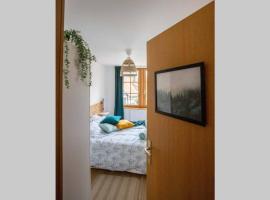 Charming apartment Basel border - 3 bedrooms, lavprishotell i Hégenheim