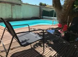 Chambre climatisée avec sdb privée dans une villa avec piscine ouverte d'avril à mi octobre