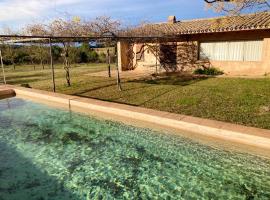 4 bedrooms villa with private pool enclosed garden and wifi at Camallera, hotel en Camallera