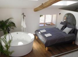 04A2 - Paradise Love In Provence - le loft étoilé - spa privatif, hotel with jacuzzis in Reillanne