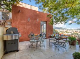 Villa sur les hauteurs de Nice, proche centre, hotel in Nice