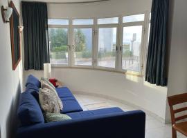 Blue - Beachfront Apartment, hotel em Arma&ccedil;&atilde;o de P&ecirc;ra