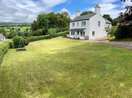 Garth- Stunning Scenic semi-rural Cottage with Games room, allotjament vacacional a Conwy