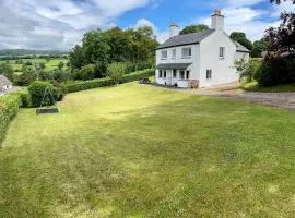 Garth- Stunning Scenic semi-rural Cottage with Games room