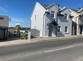 Beautiful Central 3-Bed House in Co Clare、ミルタウン・マルベイのホテル