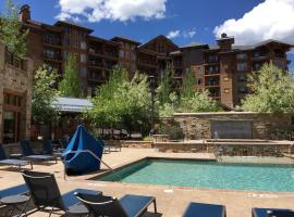 Hyatt two bedroom, balcony, outdoor swimming pool & hot tub, firepit, walk to hiking & biking trails, hotel v destinaci Park City