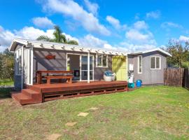 Our Kiwi Whanga Bach - Whangamata Holiday Home, cabaña o casa de campo en Whangamata