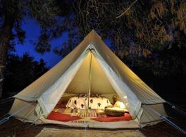 Glamping at a Lovely Tent in Skiaxtro- Marathopoli, hotel with parking in Marathopoli