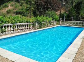 Appartement de 3 chambres avec piscine partagee jardin amenage et wifi a Berre les Alpes: LʼEscarène şehrinde bir otel