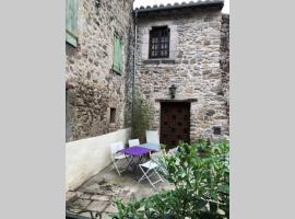 Les Maisons du Conflent, maisons familiales en pierre au coeur des remparts, hotel v destinaci Villefranche-de-Conflent
