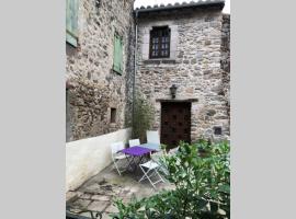 Les Maisons du Conflent, maisons familiales en pierre au coeur des remparts, hotel i Villefranche-de-Conflent