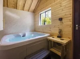 Woodlands Family Retreat Windermere with Hot Tub and Sauna