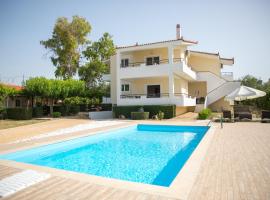 Sea Side Villa, hotel with pools in Kiáton