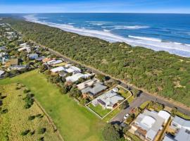 SALTWATER HOUSE - Opposite the beach and views over the lake!, hotel em Ocean Grove