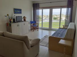 Praia Residence - frente à praia e vista mar – hotel z jacuzzi w mieście Peniche