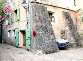 Traditional Provencal Stone House، بيت عطلات في Entrecasteaux