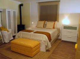 Go PT - Private challet with swimming pool and garden, hotel sa Parede