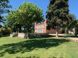 Château Ratou: Saint-Lys şehrinde bir otoparklı otel