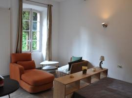 location studio meublé avec jardin, hotel with parking in Sorgues