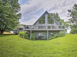 Lake Cumberland Home with Deck and Water Access!, hotell i Monticello