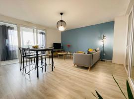 Bright apartment in a new building with garage, hotel económico em Tours