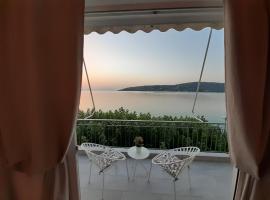 Irida's sea front apartment with astonishing view, hotel in Theológos